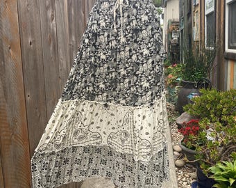 S/Mサイズ　ロング丈　フルティアード　ボヘミアン風　クリーム＆ブラック　象柄プリント　シームポケット付き