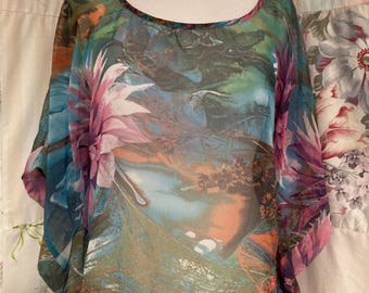 Top de corte abierto, ligero, semitransparente, de estilo bohemio y colorido.