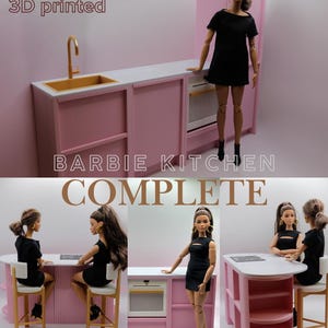Könnte beinhalten: Ein 1:6 Maßstab 3D-gedrucktes Barbie-Küchenset in Rosa mit einer weißen Arbeitsplatte. Das Set enthält ein Waschbecken mit goldener Armatur, einen Schrank und eine Puppe. Der Text "BARBIE KITCHEN COMPLETE" wird angezeigt.