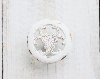 Shabby White Knobs Kitchen Cabinet Pulls , Painted Knobs ,Filigree Style , Furniture Dresser ,Bathroom Drawer , Fall Home, Français Cottage