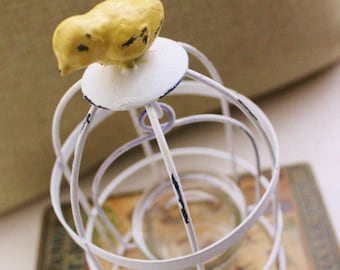 Jaula para pájaros antigua de metal blanco desgastado, centro de mesa, portavelas, decoración rústica con pájaros, estilo shabby chic, decoración francesa, sencilla