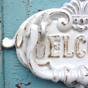 Frappe de porte / Fonte rustique / Cottage Inspiré à lancienne Shabby Chic Blanc Heurtoir de porte dentrée Décor mural en métal Décor de patio image 1