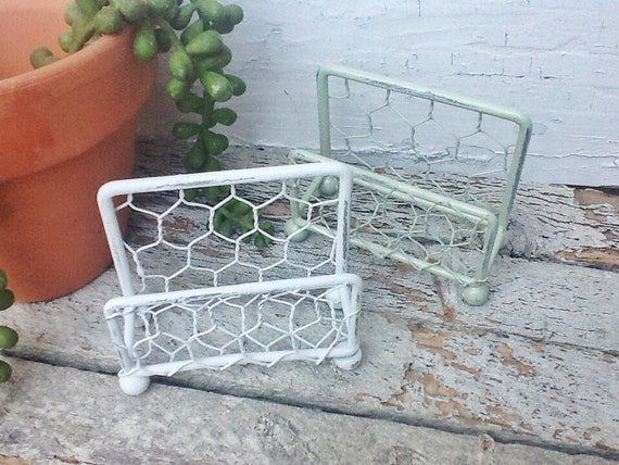 Fun Collection of Farmhouse Chicken Wire DIY Projects - The Cottage Market