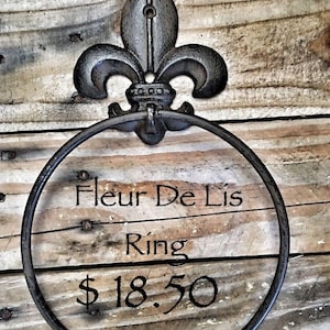 Peut inclure: Porte-serviette en fer forg&eacute; noir Fleur De Lis. L'anneau est fix&eacute; &agrave; un motif de fleur de lis. Le prix est de 18,50 &euro;.