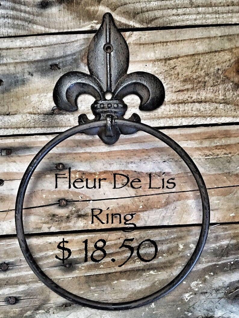 Peut inclure: Porte-serviette en fer forg&eacute; noir Fleur De Lis. L'anneau est fix&eacute; &agrave; un motif de fleur de lis. Le prix est de 18,50 &euro;.