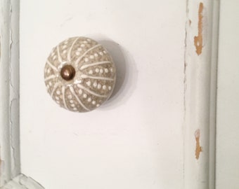 ONE Sea Urchin Knob, Beach house Knob Dresser Knob , Decorative Kitchen Hardware , Furniture Beach Hardware Sea Urchin Shell Knobs Coastal
