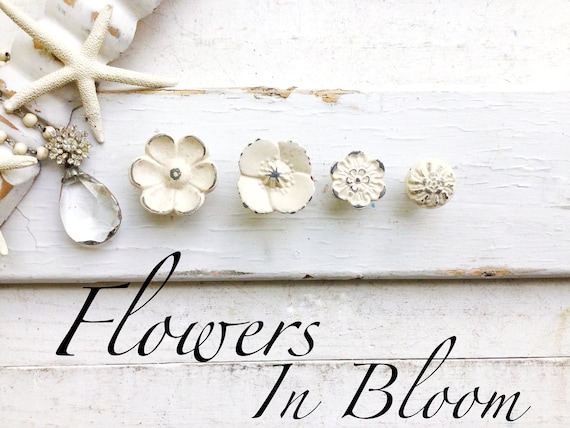 Sculpted Creamy Ivory Flower Knobs , Shabby Chic Dresser Drawer Pulls Knob Handles ,vintage White , Unique Cabinet Knobs , Winter White Home