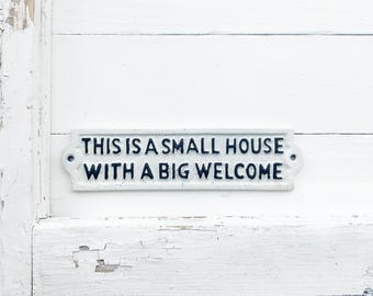 Placa de pared vintage de bienvenida a casa pequeña en blanco desgastado, letras negras victorianas de hierro fundido blanco, arte de pared para el hogar y el jardín.