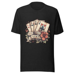 T-SHIRT Design gothique audacieux avec une main squelettique tenant une couleur rouge sang, une tête de mort et une rose – « Poker Tee », « Lucky T-shirt ».