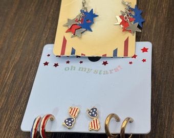 Patriotyczne kolczyki w stylu vintage, 4 pary w kolorze czerwonym, białym i niebieskim.