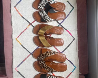 Handgjorda marockanska lädersandaler i kohud, djurmönster, leopard, zebra, tiger. Minimalistiska sommarsandaler.