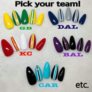 Könnte beinhalten: Eine Sammlung künstlicher Fingernägel in verschiedenen Farben, darunter Gelb, Grün, Blau, Grau, Rot, Weiß, Schwarz und Lila. Einige Nägel haben Streifen. Der Text "Pick your team!" steht oben, mit Teamkürzeln darunter.