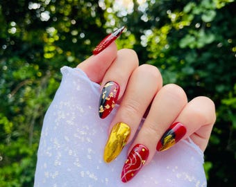 Handmade Japanese Red and Gold Press On Nails: Elegant Foil Design