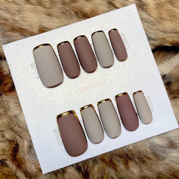 Uñas postizas nude marrón mate / Uñas otoñales con punta francesa dorada
