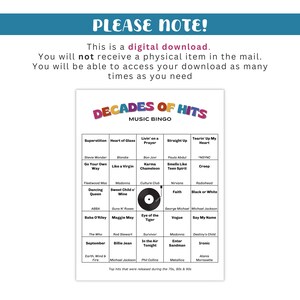 K&ouml;nnte beinhalten: Digitaler Download eines Musik-Bingo-Spiels mit dem Titel "Decades of Hits". Das Spiel zeigt ein Raster mit Songtiteln aus den 70er, 80er und 90er Jahren, darunter K&uuml;nstler wie Madonna und Nirvana. Der Text "Please Note!" steht oben.