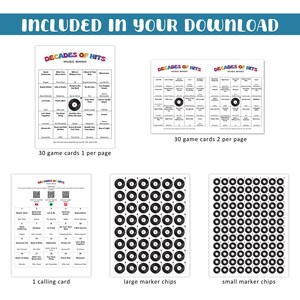 K&ouml;nnte beinhalten: Ein Musik-Bingo-Spielset mit Spielkarten, einer Rufkarte und Markierungschips. Die Spielkarten tragen den Text "Decades of Hits". Der Text "Included in your download" befindet sich oben im Bild.