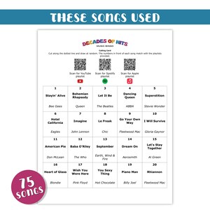 K&ouml;nnte beinhalten: Eine Musik-Bingo-Karte mit dem Titel "Decades of Hits" mit t&uuml;rkisfarbenem Hintergrund. Die Karte zeigt ein Raster mit Songtiteln, QR-Codes f&uuml;r Playlists und den Text "75 Songs".
