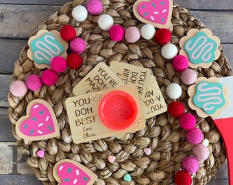 Personalized Kids’ Classroom Valentine’s Day Cards with Play-Doh – Perfect gift for children school | Party Favor | Wooden Cards