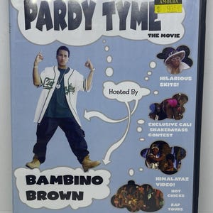 Puede incluir: Una carátula de DVD de "Pardy Tyme: The Movie" con Bambino Brown. La portada tiene un fondo azul claro con el título en letras blancas grandes. El texto adicional incluye "Hilarious Skits!" y "Exclusive Cali Shakedatass Contest."