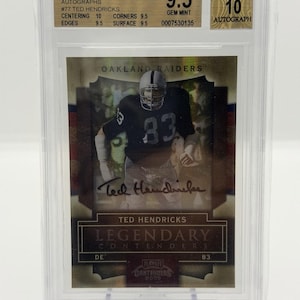 Peut inclure: Une carte de football Ted Hendricks des Raiders d'Oakland, classée, de la série 2009 Playoff Contenders Legendary Autographs. La carte est enfermée dans un support de protection et présente une note d'autographe Beckett 10.