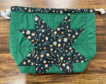 Bolsa de proyecto acolchada con cordón ajustable y diseño de estrella dentada hecha a mano