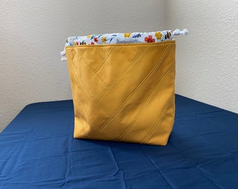 Bolsa para proyectos Pomona: bolsa acolchada con cordón dorado y floral para tejer, crochet y bordar. Organizador de hilo hecho a mano.
