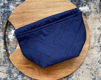 Bolsa para proyectos Murango: pequeña bolsa azul con cordón para tejer o hacer crochet. Bolsa para una madeja de hilo. Organizador hecho a mano.
