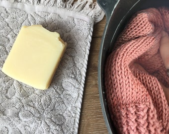 Pastilla de jabón artesanal de lanolina para lavar lana – Sin perfume, Naranja Vainilla o Magnolia
