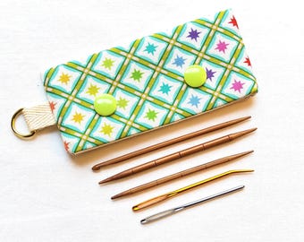 Jeu d'aiguilles à tricoter Tula Pink Stargazer : supports pour mailles en bambou et pochette à pression
