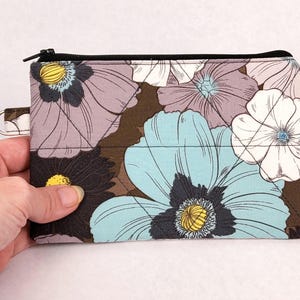 Pequeño bolso con cremallera único hecho a mano con estampado floral de amapolas, bolso acolchado para artículos de mercería, monedero y tarjetero. Guarda tus cosas.