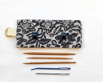Ensemble d'aiguilles à tricoter et d'outils : supports de mailles en bambou, aiguilles à repriser, pochette en tissu « Rendez-vous amoureux »