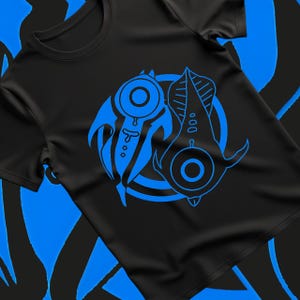Peut inclure: T-shirt noir avec un motif graphique bleu. Le motif présente deux figures stylisées et symétriques avec des formes circulaires et en goutte d'eau, sur un fond circulaire bleu. Le t-shirt est fait d'une matière douce.