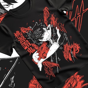 Könnte beinhalten: Schwarzes T-Shirt mit einer Manga-Illustration eines Charakters, der eine rote Waffe hält. Das Design umfasst rote Waffengrafiken und japanischen Text. Das Kunstwerk hat ein dynamisches, actionorientiertes Thema.