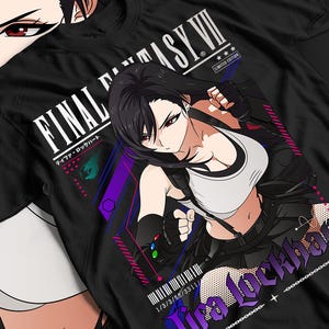 Puede incluir: Camiseta negra con un gráfico de Tifa Lockhart de Final Fantasy VII. El diseño incluye el texto "FINAL FANTASY VII" y "Tifa Lockhart" en blanco y morado. La camiseta tiene una etiqueta de "EDICIÓN LIMITADA" y un código de barras.