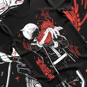 Könnte beinhalten: Schwarzes T-Shirt mit einer Grafik eines Anime-Charakters mit weißen Haaren und einer Maske, der zwei rote kreisförmige Objekte hält. Rote Akzente und japanischer Text sind ebenfalls vorhanden. Ein kühne, künstlerische Illustration.
