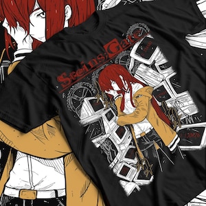 Könnte beinhalten: Schwarzes T-Shirt mit einer Anime-Illustration. Das Design zeigt eine rothaarige Figur, Computermonitore, Zahnräder und den Text "Steins;Gate" in Rot. Das Kunstwerk hat eine detaillierte, technische Ästhetik.