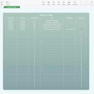 Könnte beinhalten: Eine digitale Tabelle mit dem Titel "Essential Tasks" auf hellgrünem Hintergrund. Die Tabelle enthält Spalten für Eingabedatum, Fälligkeitsdatum, verfügbare Zeit, Aufgabe, Vorbereitung und Fertigstellung. Der Text enthält Anweisungen und ein Häkchen.