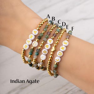 Bracelet prénom perlé personnalisé , Bijoux à empiler avec pierres précieuses , Cadeau pour elle , Cadeau pour maman