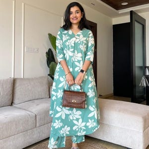 Mintgrünes, mit Blumen bedrucktes Baumwoll-Kurti-Set - Elegantes zweiteiliges indisches Outfit für Frauen