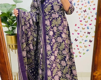 金色のプリントが入った紫のアナルカリ・クルタ：インドの結婚式の