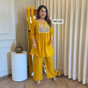 Mosterdgeel geborduurde Kurti-set | Etnische katoenen combi-set | Feestkleding voor dames | Indiase Kurta met broek | Gelijkstroom 101