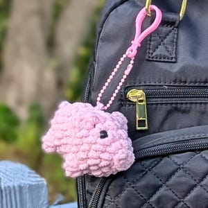 Crochet Pig Keychain – Soft Pink Plush Piglet Bag Charm – Handmade Chenille Yarn Animal – Cute Backpack Accessory – Kawaii Pig Gift