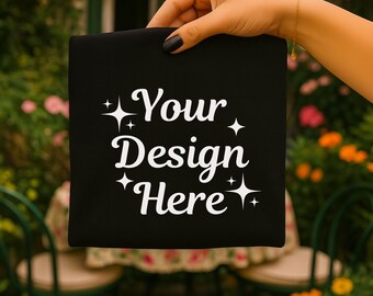 Maqueta de camiseta negra Bella Canvas 3001, camiseta doblada con una mano, camiseta unisex minimalista y neutra, descarga digital (JPG y PNG)