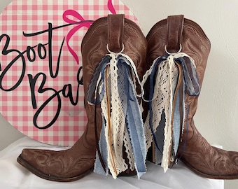 Botas country estilo rodeio/cowgirl com laços e fitas em jeans, renda e veludo. Acessórios para jogos universitários, encomendas personalizadas, roupas para shows, casamentos e eventos.
