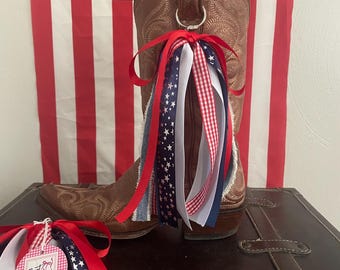 Orgulloso de ser estadounidense. Bota vaquera de mezclilla a cuadros con lazos. Cintas patrióticas del 4 de julio. USA 250 estrellas rojas, blancas y azules. Accesorio para conciertos.