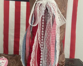 Botas vaqueras Sweet Caroline con encaje de mezclilla, perlas y lazos patrióticos del 4 de julio, fabricadas en EE. UU., con 250 cintas rojas, blancas y azules. Accesorio para conciertos.