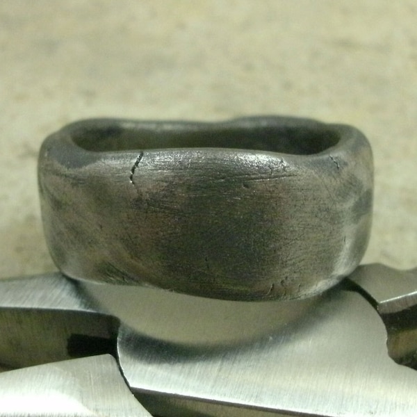 Massief stalen trouwring-OOAK unieke verlovingsring-alternatieve metalen trouwring-geoloog milieuvriendelijke sieraden-natuur voor hem