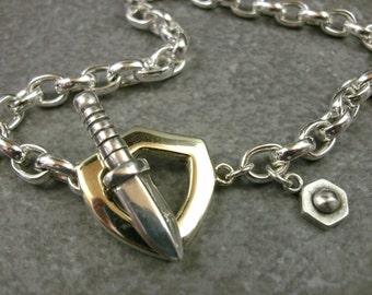 Bracciale con ciondoli in argento sterling - Bracciale con ciondoli in oro verde - Bracciale con ciondoli a forma di spada e scudo - Oro verde 14k - Gioielli con ciondoli - Ciondolo medievale