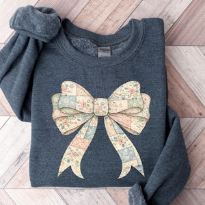 Vintage Bow Sweatshirt, Floral Coquette Shirt, Granny Core Style Sweater, Pastel Patchwork Bow Shirt bild 1