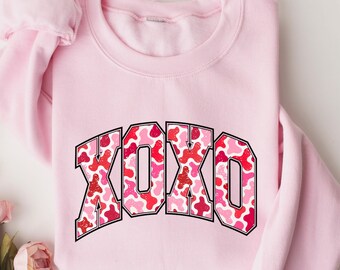 XOXO Valentine Sweatshirt, Womens Valentine Day Shirt, XOXO Crewneck Sweatshirt, Retro Valentine Sweater, Fun Valentine Gift, Galentine Gift